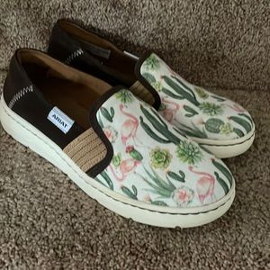 Ariat slip on sneakers size 7